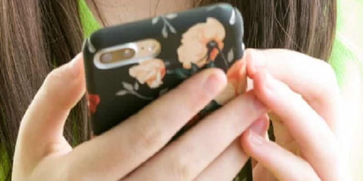 மோசமான செயலில் ஈடுபட்ட 25 வயதுடைய யுவதி!