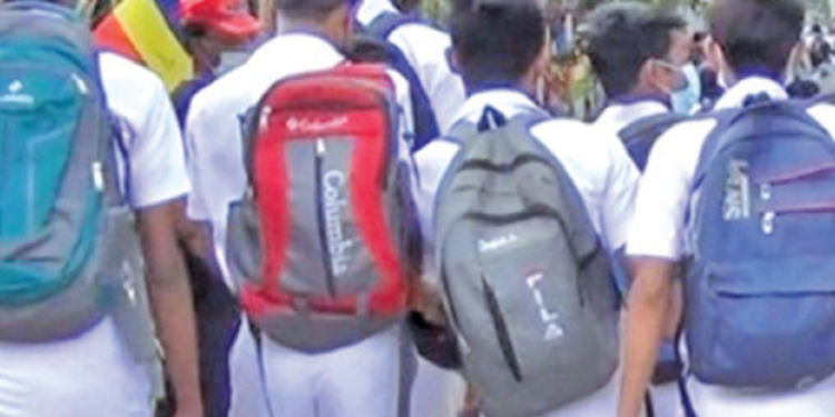 காதலால் பாடசாலை மாணவர்கள் மீது தாக்குதல்!