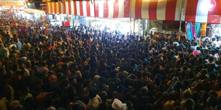 யாழ் நல்லூர் ஆலயத்தில் திடீர் சனநெரிசலால் பக்தர்கள் அதிருப்தி