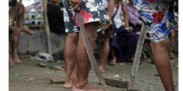 யாழில் இரு குழுக்களுக்கு இடையில் வாள்வெட்டு!