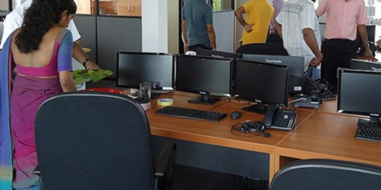 2024ஆம் ஆண்டு வரவு செலவுத் திட்டத்தில் அரச ஊழியர்களுக்கு முன்னுரிமை