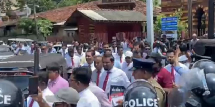 வைத்தியர்களின் போராட்டத்தால் போக்குவரத்து நெரிசல்