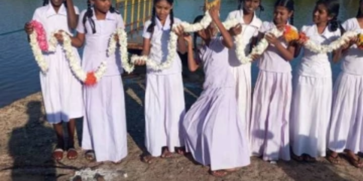 ஆசிரியரை தேடி சென்ற வாழ்த்திய மாணவர்கள்