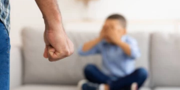 தாய் வெளிநாடு சென்ற நிலையில் பிள்ளைகளை கொடுமைப்படுத்திய தந்தை