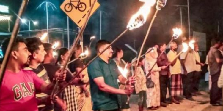 மட்டக்களப்பில் தீப்பந்தம் ஏந்தி போராட்டம்