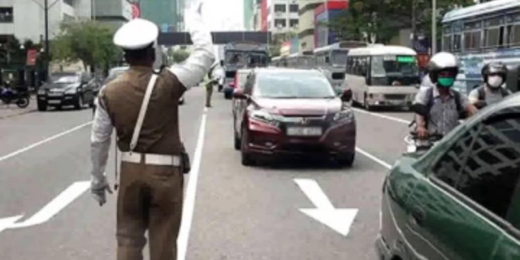 லொறி கவிழ்ந்து விபத்திற்குள்ளானதில்  12 பேர் காயம்!