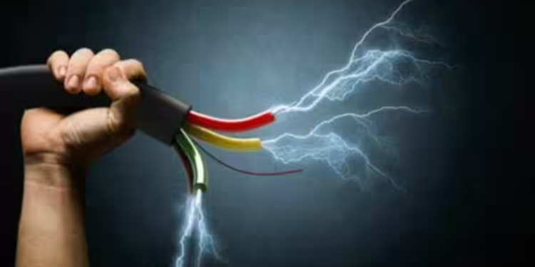 யாழில் மின்குமிழை பொருத்த முயன்ற  இளைஞர்  உயிரிழப்பு!