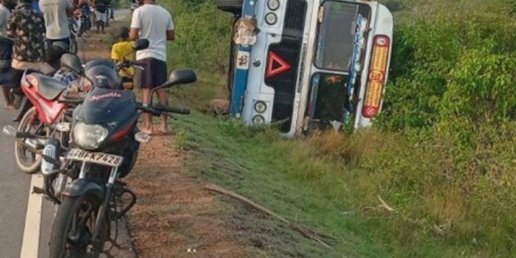 யாழில் வீதியை விட்டு விலகி விபத்திற்குள்ளான பேருந்து!