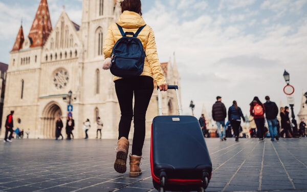 சட்டவிரோத பயணத்தால் யாழ் இளைஞனும் யுவதி ஒருவரும் கைது!