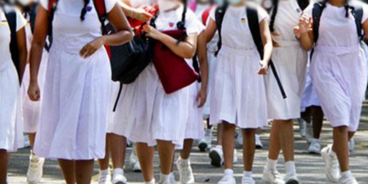 மாணவிகளுக்கு ஆபாச குறுந்தகவல் அனுப்பும் முல்லைத்தீவு ஆசிரியர்