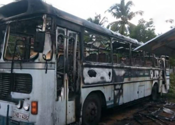 மட்டக்களப்பில் தனியார் பேருந்து தீக்கிரை