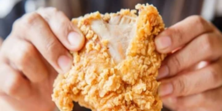 பிரபல உணவகத்தில் கோழி இறைச்சி வாங்கிய நபருக்கு காத்திருந்த அதிர்ச்சி!