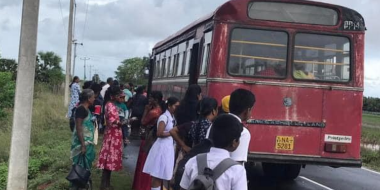 யாழில் அடிக்கடி மாணவர்களை தவிக்க விடும் பேருந்து!