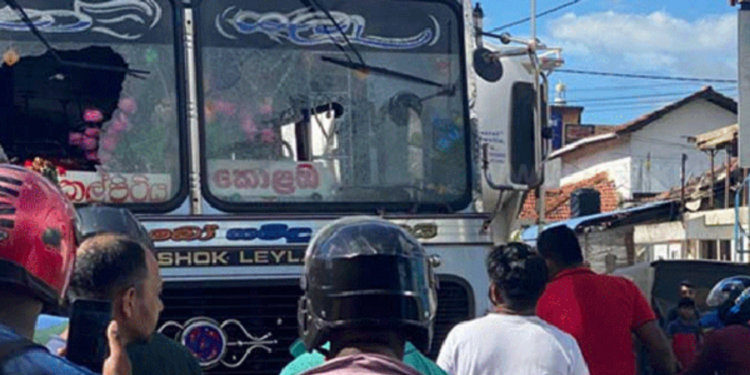 பேருந்து மோதியதில் சிறுமி உட்பட மூவர் காயம் பெண் ஒருவர் ஆபத்தான நிலையில்!