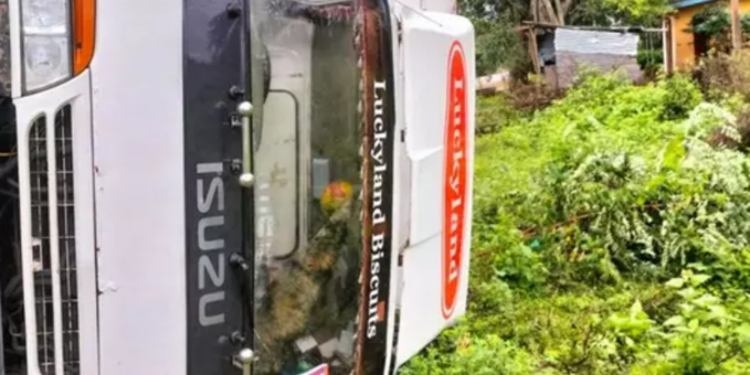 ஓமந்தையில் தடம் புரண்ட கனர்ரர் வாகனம்