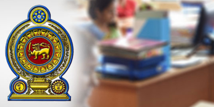 அரச ஊழியர்களின் விடுமுறையை குறைக்க திட்டமிடும் அரசு!