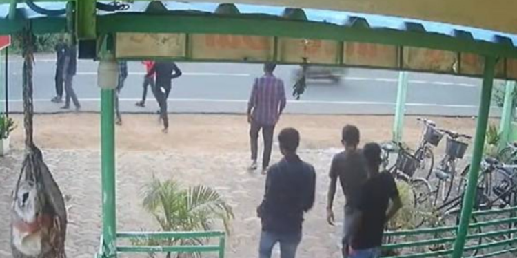 யாழ் வாள்வெட்டு சம்பவம் பொலிசில் சரணடைந்த நபர்