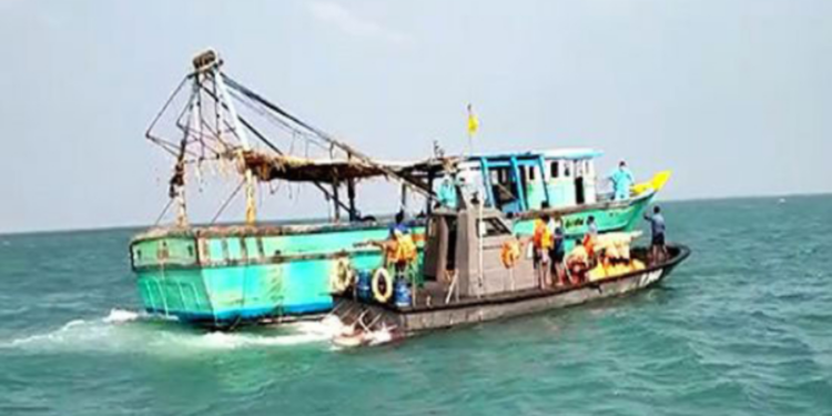 இலங்கை கடற்பரப்பில் அத்து மீறிய இந்திய மீனவர்கள் கைது!