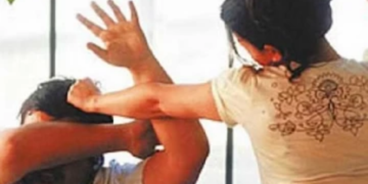 இலங்கையில் வெளிநாட்டு கணவனை தாக்கிய மனைவி!