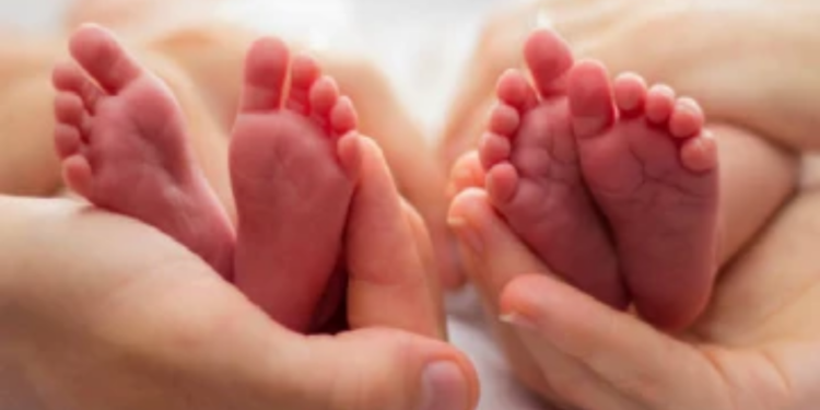 இரட்டை குழந்தைகளை தவிக்க விட்டு தாய் ஒருவர் மாயம்!