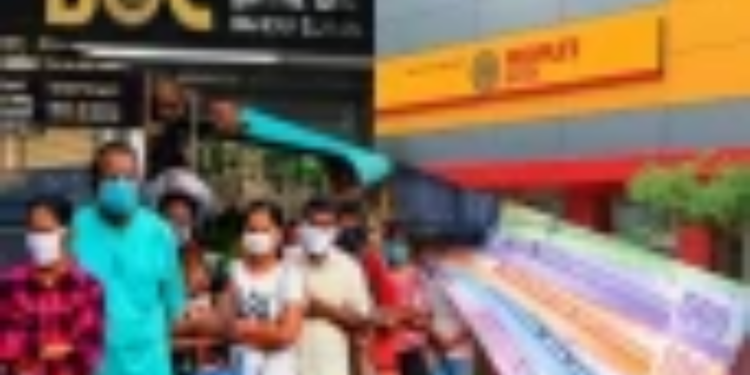 வங்கிகளுக்கு முன் குவியும் எராளமான மக்கள்