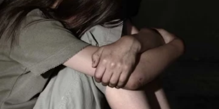 மனைவியை தாக்கி மகளை துஷ்பிரயோகம் செய்த தந்தை!