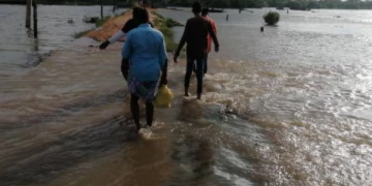 வெள்ளத்தில் மூழ்கிய கிண்ணியா!