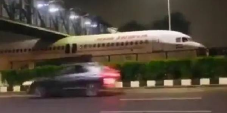 பாலத்திற்கு அடியில் சிக்கிய இந்தியா விமானம்