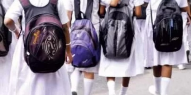 தாயை தாக்கி விட்டு மகளை கடத்தல்!