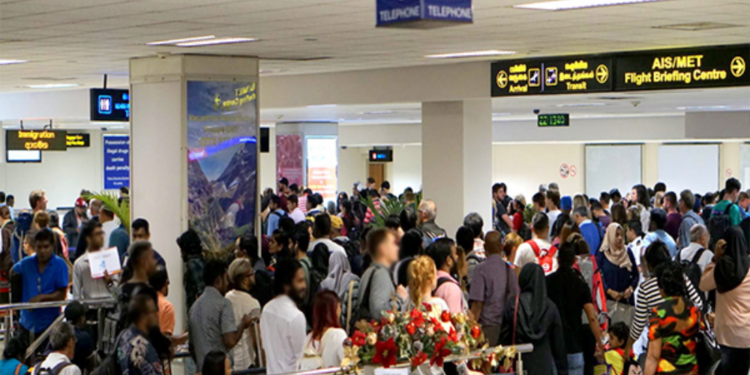 நாட்டை விட்டு 7 இலட்சத்து மேற்ப்பட்டோர் வெளியேற்றம்!