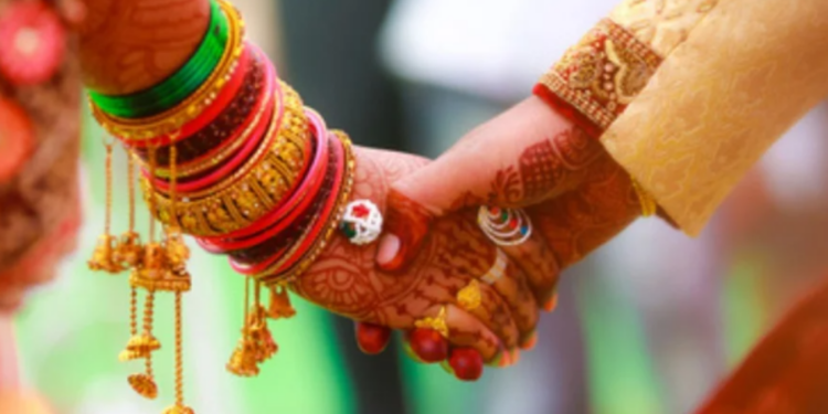 மாணவியை திருமணம் முடித்த இளைஞன் மீது தாக்குதல்!