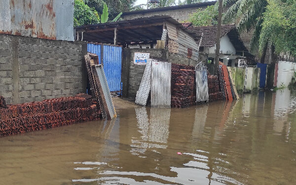 தொடர் மழையால் வெள்ளத்தில் மட்டக்களப்பு மக்கள்