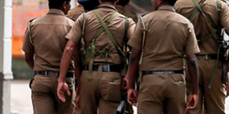 யாழில் வீடொன்றை சுற்றிவளைத்த பொலிசாருக்கு காத்திருந்த அதிர்ச்சி!