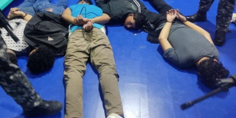 தொலைக்காட்சி நேரலையில் திடீரென நுழைந்த ஆயுததாரிகளால்  பதற்றம்!