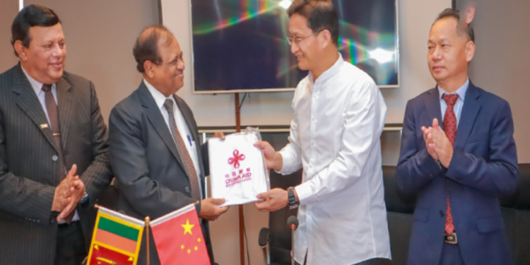 சீனாவிடம் இருந்து இலங்கைக்கு பாடசாலை சீருடைகள் வழங்கி வைப்பு!