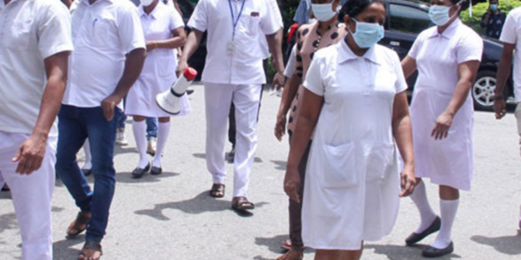 போராட்டத்தில் ஈடுபடும் சுகாதார தொழிற்சங்கங்கள்