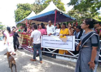 பொலிசாரின் அடக்குமுறைக்கு எதிராக மட்டக்களப்பில் பாரிய போராட்டம் முன்னெடுப்பு!