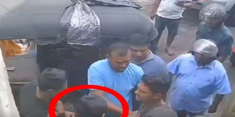 பொலிசாரால் கொடூரமாக தாக்கப்பட்ட இளைஞன்