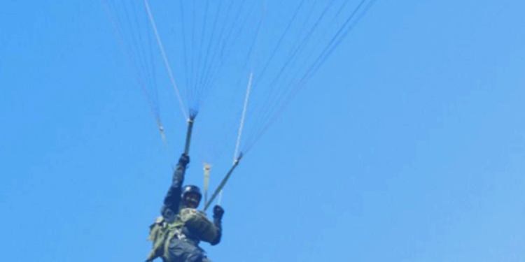 பரசூட் மூலம் சாதனை படைத்த இலங்கை இராணுவ தளபதி