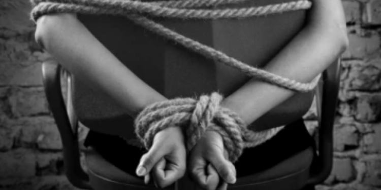 இளைஞரை கடத்தி தாக்குதல் நடாத்திய போதைப்பொருள் வியாபாரி!