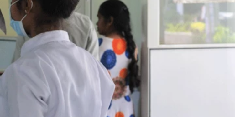 மனைவி உயிரிழந்ததை தொடர்ந்து விபரீத முடிவெடுத்த கணவன்