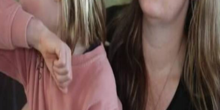 கோமாவில் இருந்த 11 வயதான சிறுமியை சிரிக்க வைத்த தாய்!