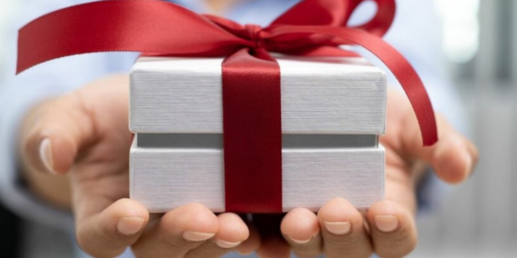 ஆசிரியர்களுக்கு பரிசுப் பொருள் கொடுத்தால்  சட்ட நடவடிக்கை!