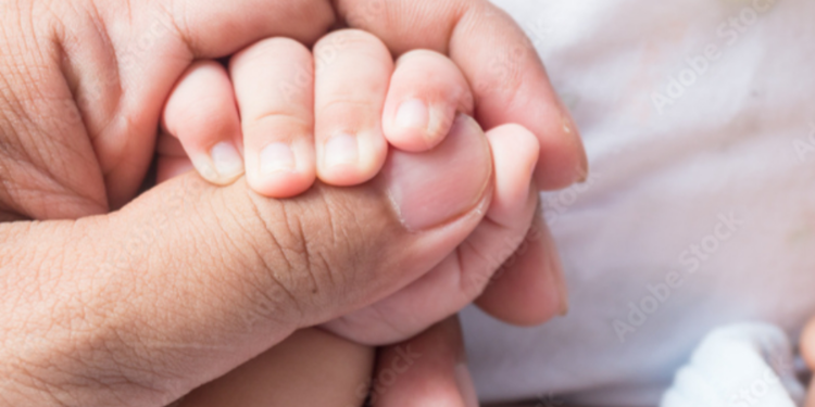 பச்சிளம் சிசுவை தவிக்க விட்டு வெளிநாடு சென்ற தம்பதிகள்