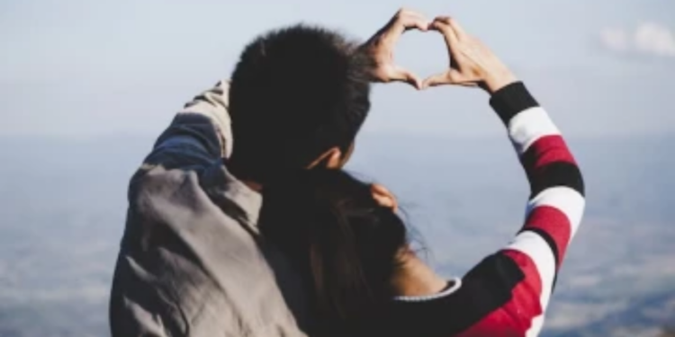 காதலியுடன் விடுதியில் தங்கியிருந்து மோசமான செயலில் ஈடுபட்ட இளைஞர்