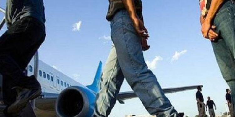 சீனாவில் நாடு கடத்தப்பட்ட இலங்கையர்கள்