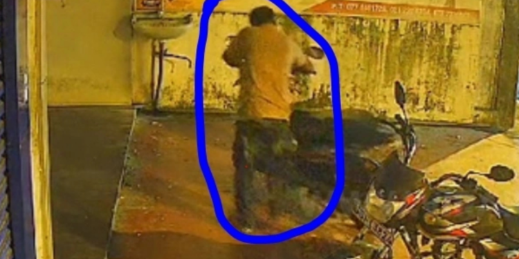 யாழில் முன் பகையால் வீதியில் நின்ற மோட்டார் சைக்கிளுக்கு தீ வைப்பு!