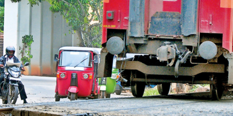 யாழில் பாதுகாப்பற்ற நிலையில் புகையிரத கடவைகள்!