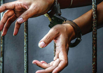 தாய் வெளிநாட்டில் இருக்கையில் பிள்ளைகளை தாக்கி காணொளி எடுத்த தந்தை!