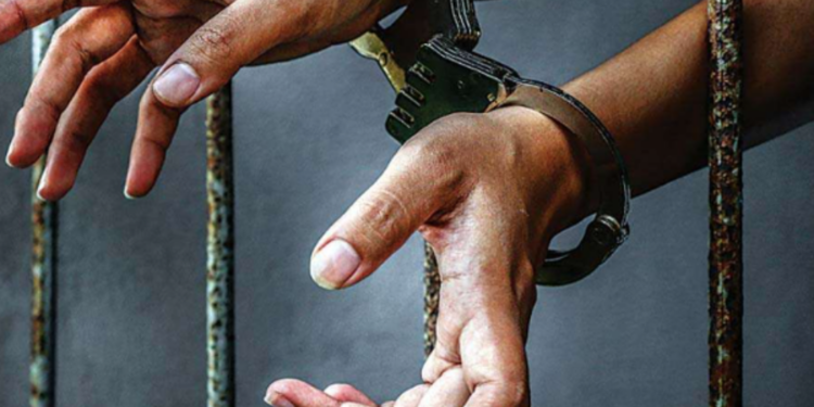 தாய் வெளிநாட்டில் இருக்கையில் பிள்ளைகளை தாக்கி காணொளி எடுத்த தந்தை!